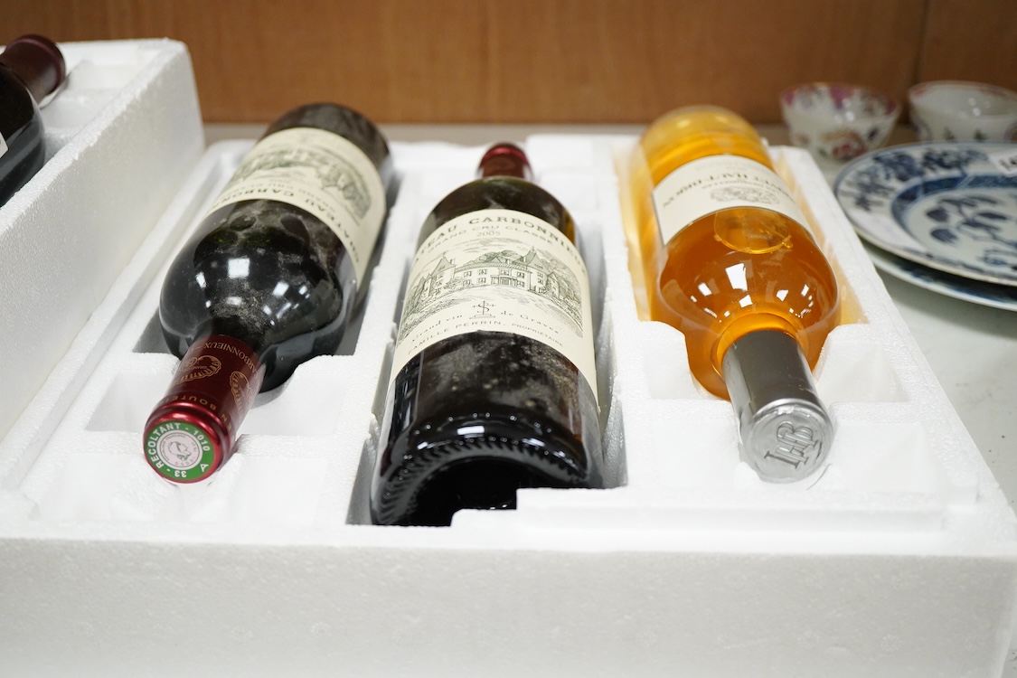 Six bottles of mixed wines, including a bottle of Margaux, Chateau-Lascombes grand cru 2000, a bottle of Larrivet Haut Brion, 2010, two bottles of Chateau Carbonnieux grand cru 2005, a bottle Chateau Grand- Pontet grand